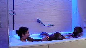 Afspelen Interraciaal stel in luxe hotelbadkuip die elkaar wassen en elkaar tenen zuigen