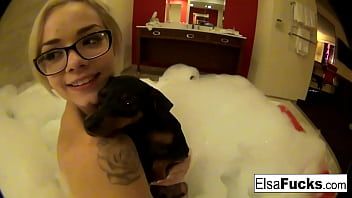 播放 Elsa jean 炫耀她的酒店房间和她的阴户
