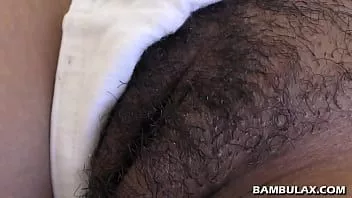 Riproduci Bella fica pelosa nera riempita di crema calda