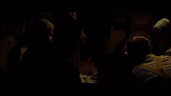 Reproducir En dudosa batalla (2016) lisa (selena gomez) da a luz en un campo de trabajo