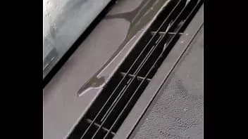 Abspielen Schmutzige Schwuchtel pisst in die Heizungsöffnungen seines Trucks Teil 3