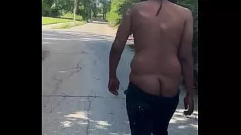 Reproducir Comando gordito hundido caminando hacia la carretera principal