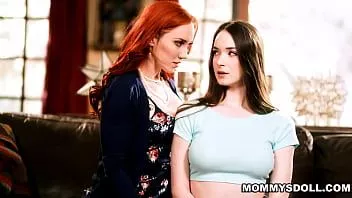 播放 Mommysdoll.com - hazel moore 正在读一本书，名为如何向继母出柜！ hazel 的真正继母 jupiter jetson 对这个事实感到兴奋，这是有原因的！
