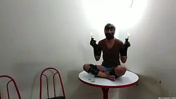 Reproducir Silly bdsm hijastra usada como mueble humano