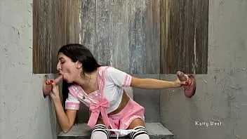 播放 动漫女孩第一次尝试荣耀孔两个陌生人暨在她的嘴和猫