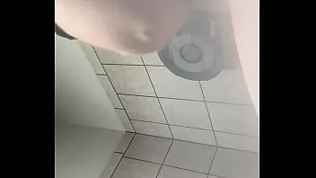 Abspielen Heute hat eine neue Kollegin angefangen, also habe ich die Chance genutzt und ihren fetten Arsch vor der Kamera bekommen. Ich möchte sie so sehr ficken