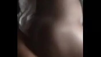 播放 热巧克力乌木通过只移动她的臀部来操弄她的阴部和屁股按摩她男人的硬鸡巴