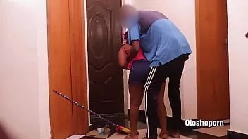 播放 弱鸡男抓住门口的清洁工
