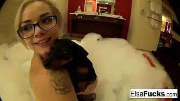 Putar Elsa jean memamerkan kamar hotelnya dan memeknya