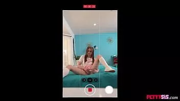 play Die zierliche Stiefschwester Reese nutzt den großen Schwanz ihres Stiefbruders, um zu ficken und Videos für ihr Camgirl aufzunehmen