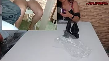 Reproducir Vendedor de sex shop, además de vender, le gusta su clienta, y probó los productos con ella