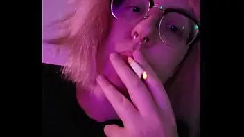 play Fetish hempette sigaretta capelli corti rosa occhiali occhialuto bambina faccia non nuda solo a figura intera