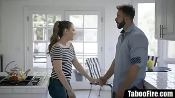 play Ateşli kızın nişanlısının üvey kardeşini becermekten başka seçeneği yok