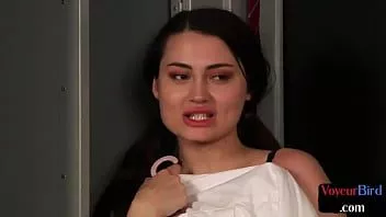 Putar Remaja lingerie femdom menggoda bajingan tua di ruang ganti