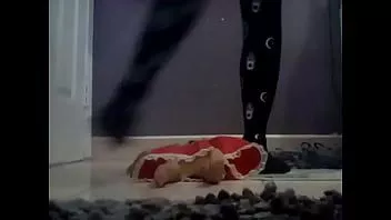 Reproduzir Esmagar uma boneca com botas leggings e principalmente descalça.