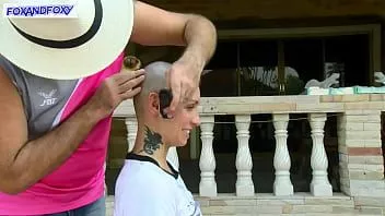 Play Behind the scenes: lisa fox shaving head bold