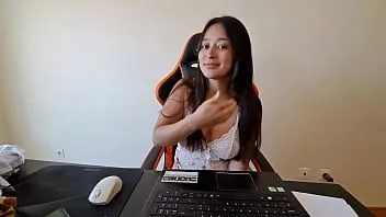 播放 戴绿帽子的丈夫看着妻子在视频通话中操他的朋友