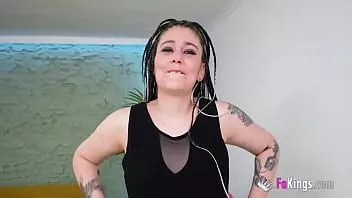 Afspelen Ze wil anaal, maar heeft een kontgatbreker nodig! Chloe Funny en haar hardcore fantasieën