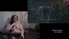 play Обнаженная девушка-геймерша из Resident Evil Village: татуированная брюнетка с большими сиськами и задницей