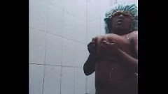 play Sessione di doccia solista bollente della dea ebano Becky