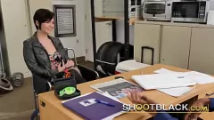Reproducir Nena morena pone a prueba los límites con una gran polla negra durante la entrevista
