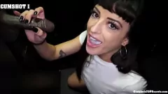 Reproducir Gloryhole Glory: Charlie Valentine toma una gran polla blanca y correrse en la boca