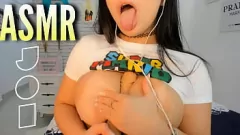 Riproduci Brunetta sensuale in jeans dà istruzioni esplicite di Joi con ASMR