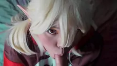 Abspielen Netter Teenager Klee im Cosplay gibt dem Abenteurer heißer Blowjob