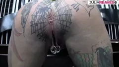 Reproduzir A bela tatuada com uma tatuagem de corpo inteiro, incluindo a bunda, gosta de foder intensamente com seus peitos grandes e peitudos e uma boceta com piercing