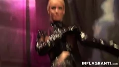 再生 ランジェリーとラテックスを着た素晴らしいヨーロッパのブロンド熟女が、高温多湿の女王様ハメ撮りオナニーシーンで奴隷を支配する