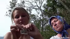 Afspelen Samantha Jolie, de hete blondine, wordt hard geneukt door oude opa en oma in een wild dogging-avontuur in de buitenlucht