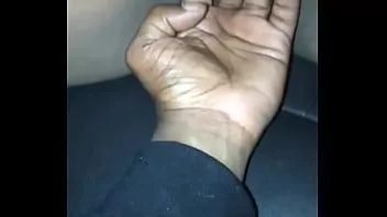চালান আমি এটি খাওয়ার আগে তাকে এটি নিয়ে খেলতে বাধ্য করে